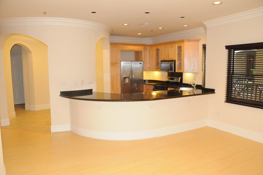 Building Photo - 10305 Almayo Ave