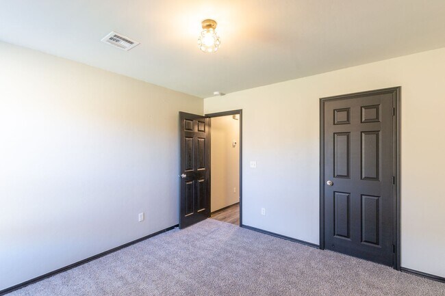 Building Photo - Beautiful 4 Bed 2 Bath in the Heart of Noble!