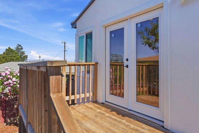 Building Photo - 400 La Casa Ave