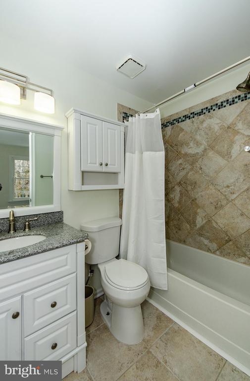 Building Photo - 3300 Lakeside View Dr