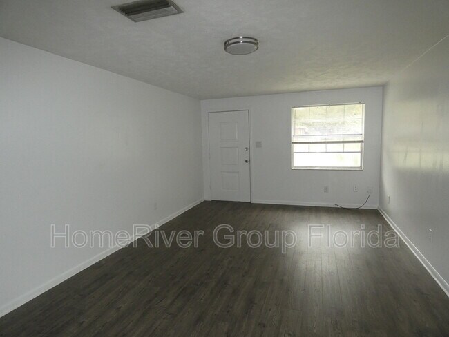 Building Photo - 1121 S 70th St