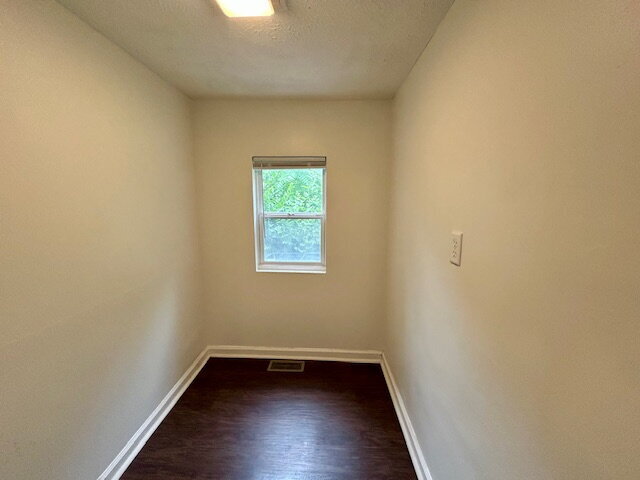 Building Photo - Charming 3 Bedroom 2 Bath House in Center Township!