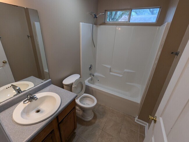 Building Photo - 3100 Dunkeld Ct