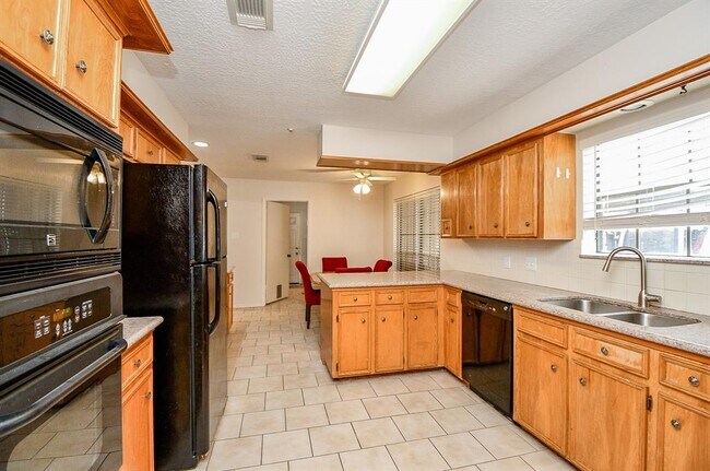 Building Photo - 11103 Pembridge Dr