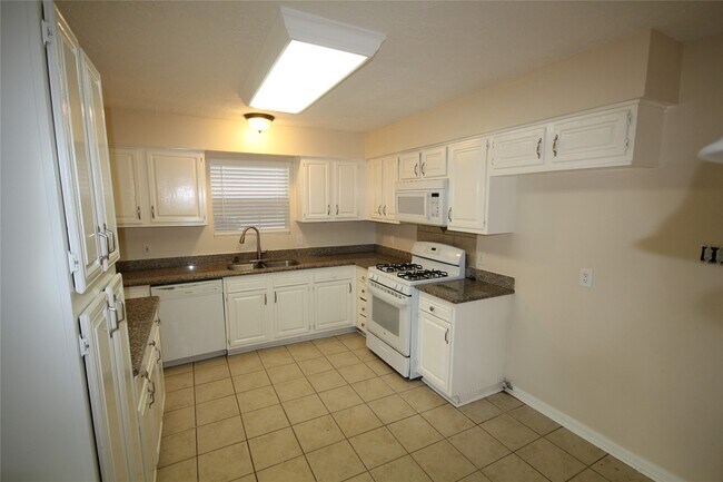 Building Photo - 5302 Town Park Blvd