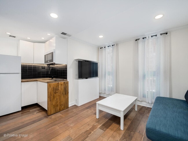 Building Photo - 21 W Goethe St