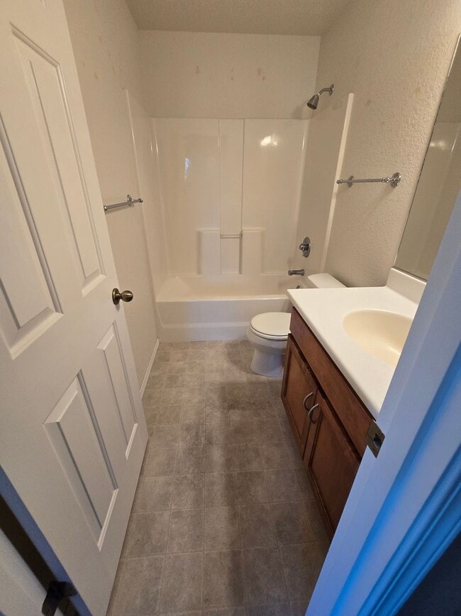 Building Photo - 3 bed 2 bath  Home for Rent in Grants Pass