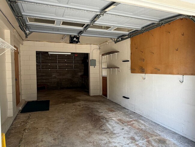 Building Photo - 2513 Winona Ave
