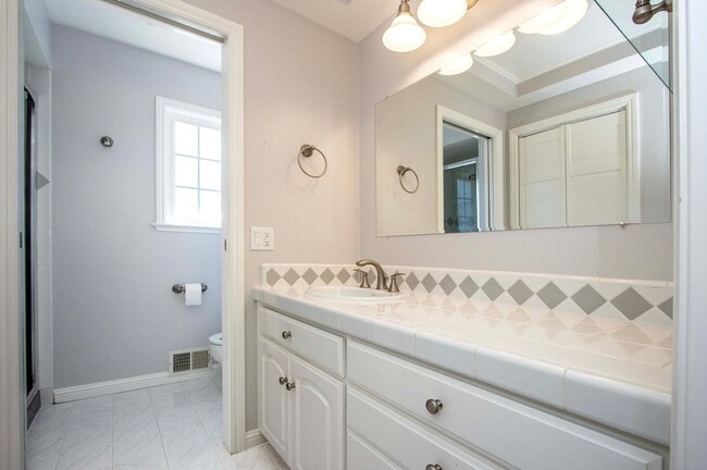 Building Photo - 263 Knight Dr