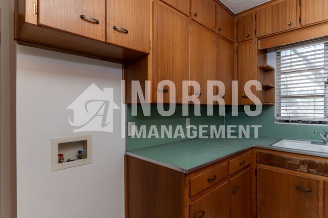 Building Photo - Quaint Home in an Established Neighborhood