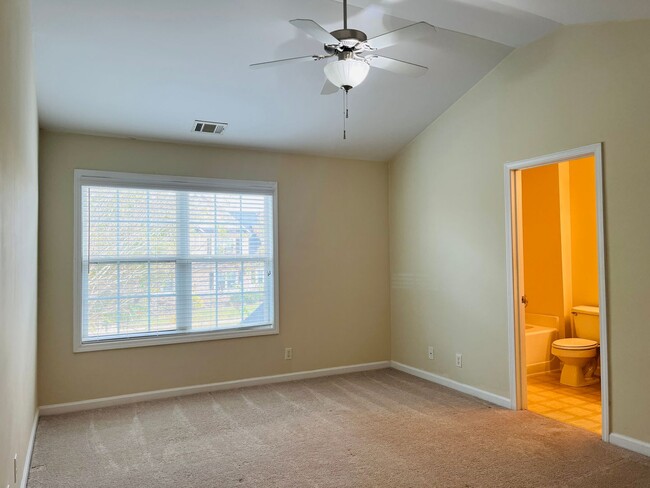 Building Photo - HOA community, swim/tennis, 2 bed, 2bath, ...