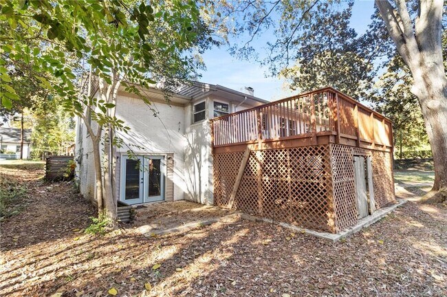 Building Photo - 505 Cross St