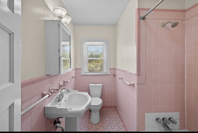 Building Photo - Vintage Charm, 4 BR, Spacious, Close To Ev...