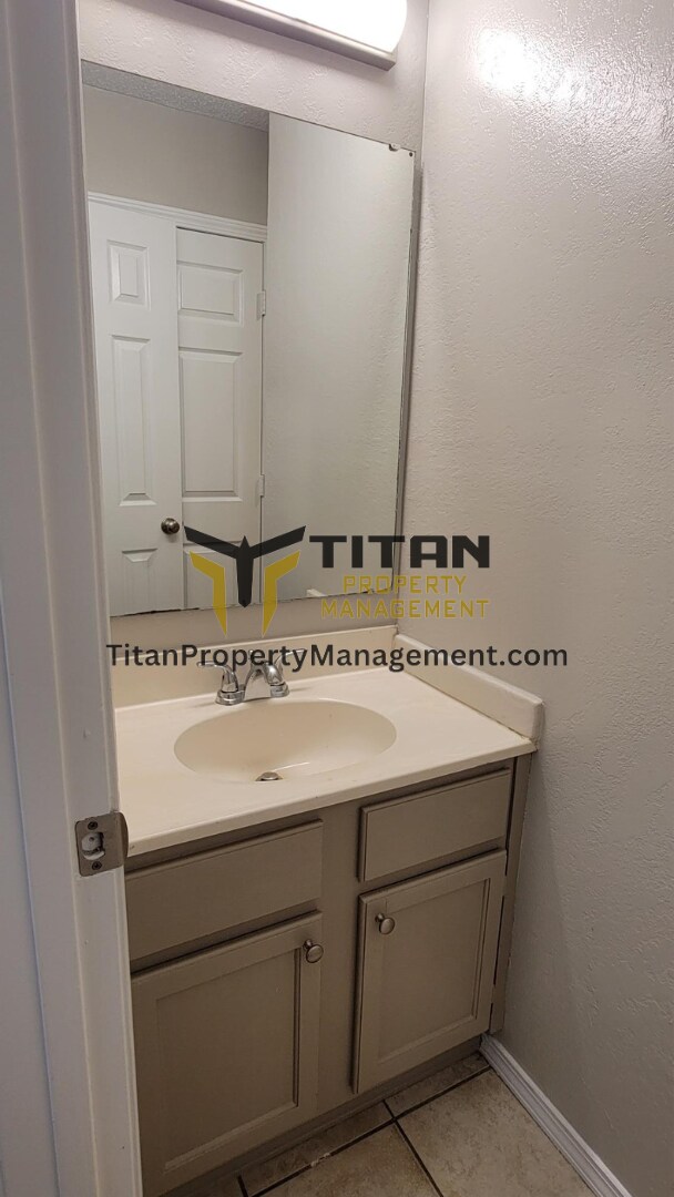 Building Photo - 2 bed/2 bath Apartment