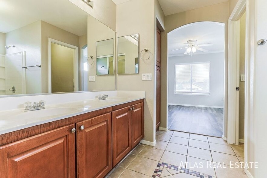 Building Photo - 912 E Mayfield Cir