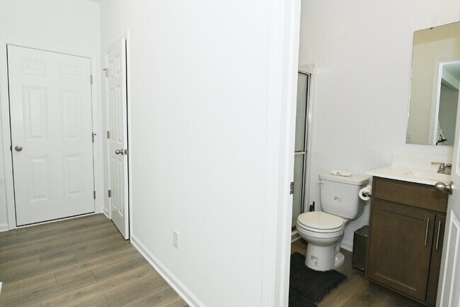 Building Photo - "Spacious 5-Bedroom Retreat with Luxurious Quartz Countertops & Fireplace on Deerberg Drive!"