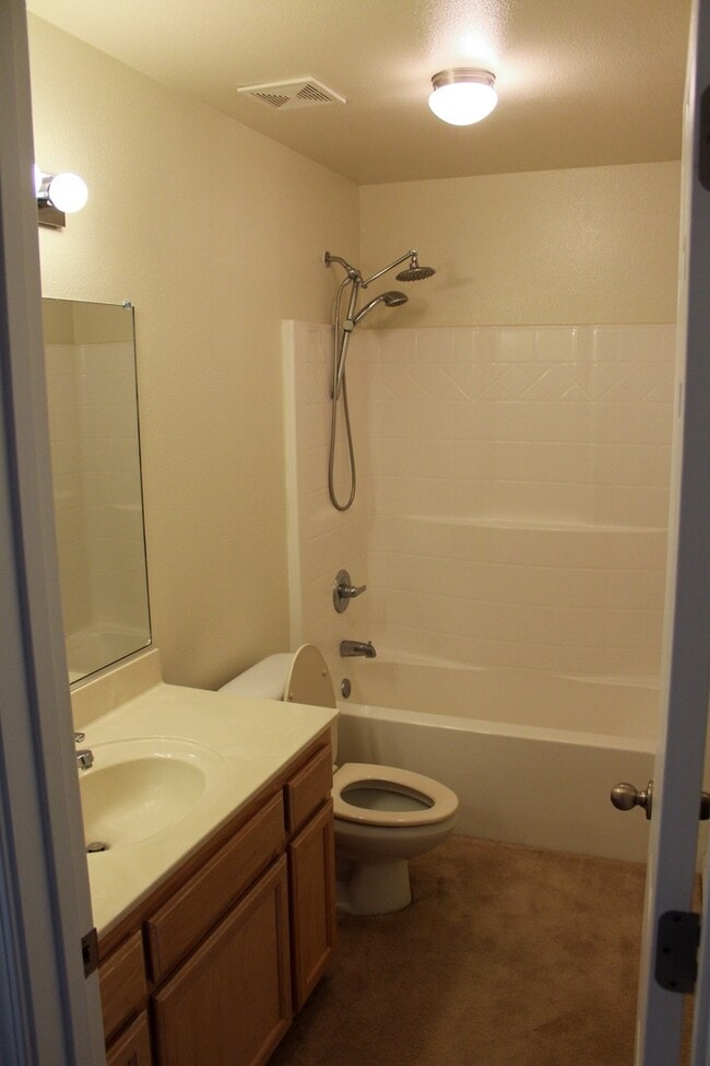 Building Photo - 3 Bedroom, 2 Bath With Appliances
