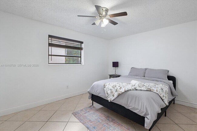 Building Photo - 5726 SW 20th St