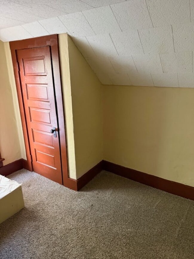 Building Photo - 2 Bedrooms & 1 Bathroom in Barberton (West...