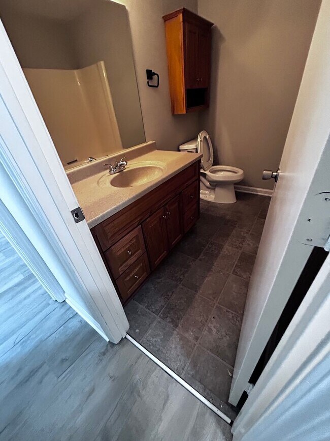 Building Photo - Large three bedroom, one and a half bath t...