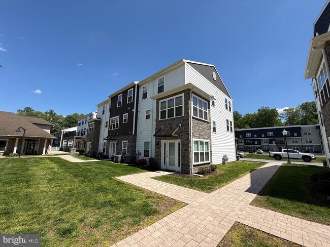 Building Photo - 121 High Pointe Dr