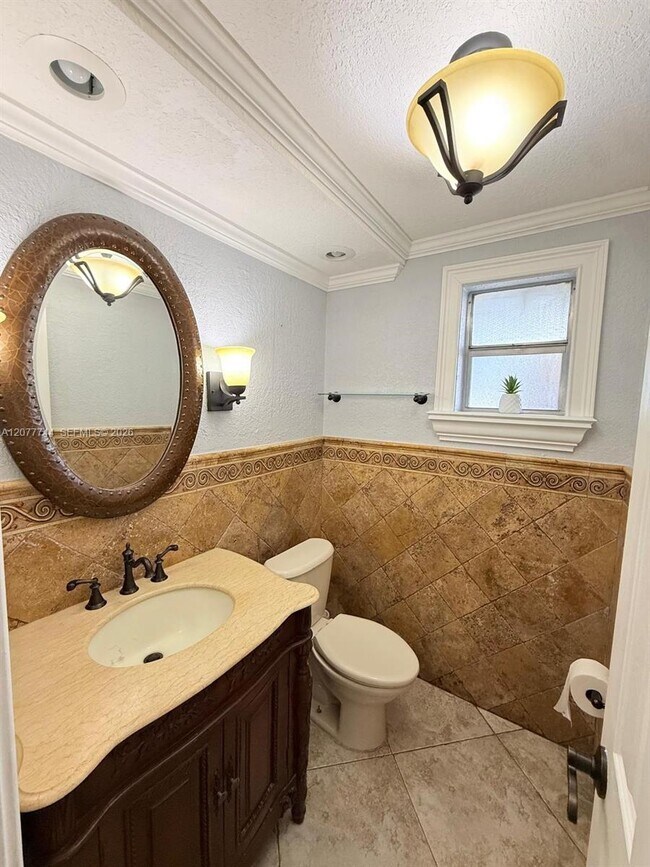 Building Photo - 9357 Fontainebleau Blvd