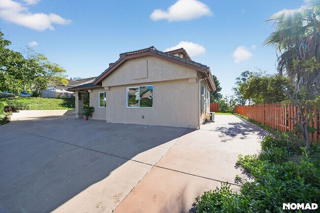 Building Photo - Bright & Modern 2-Bed Home with Ocean Glimpses in Prime Vista Location