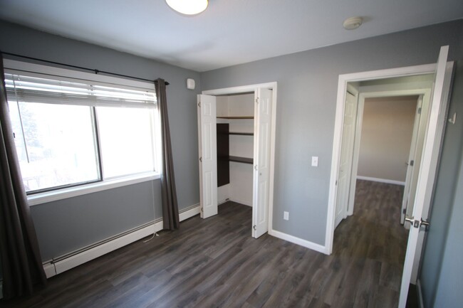 Building Photo - Nicely Updated 3 Bedroom Condo Downtown!