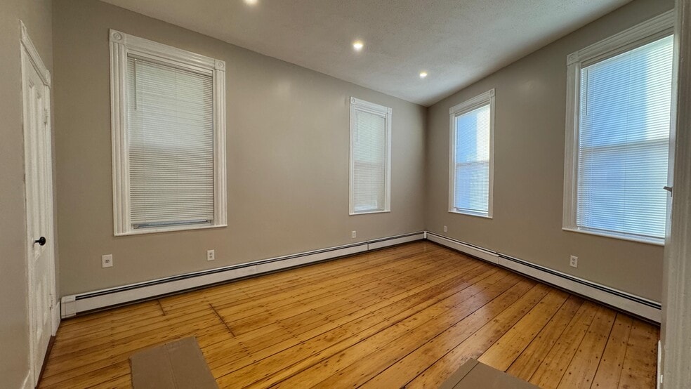 Building Photo - 62 River St