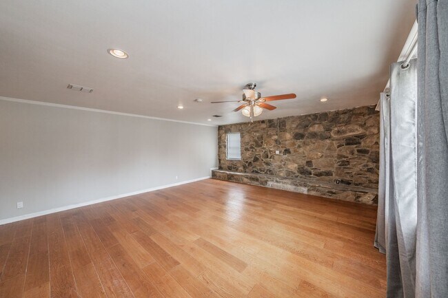 Building Photo - Updated home in Arlington Heights!