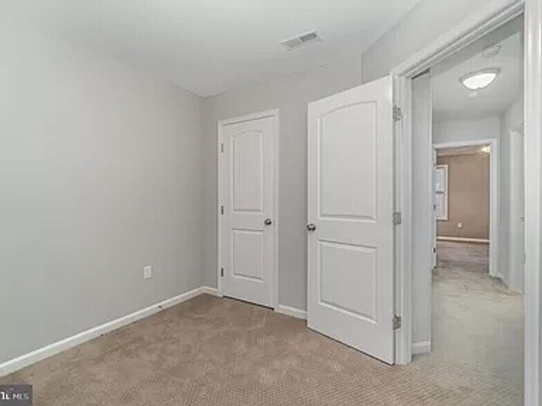 Building Photo - 502 Charles Ave