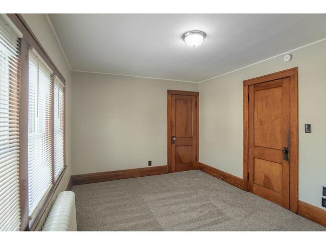 Building Photo - 890 Arkwright St N