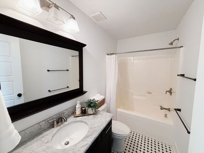 Building Photo - 1051 Phillips Park Dr