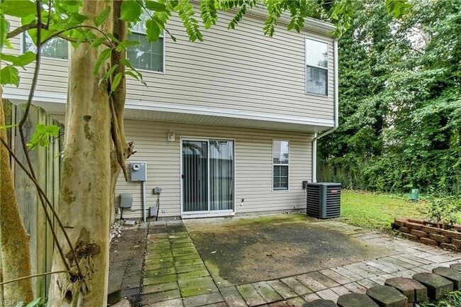 Building Photo - 716 Aylesbury Dr