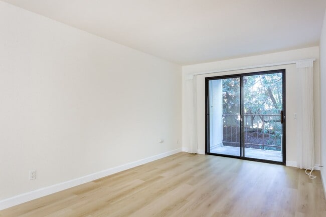 Building Photo - Second Floor Condo at the Regency Villas Community