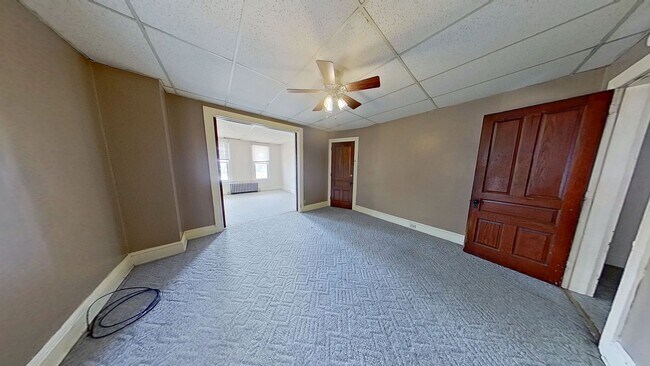 Building Photo - Spacious One Bedroom Apartment