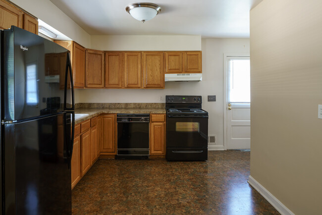 Building Photo - Super 3-brm stone ranch with basement, det...