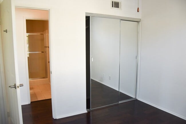 Building Photo - 8215 E White Oak Ridge