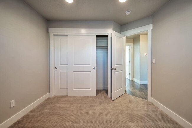 Building Photo - Incredible 6 bedroom Rambler in West Jordan