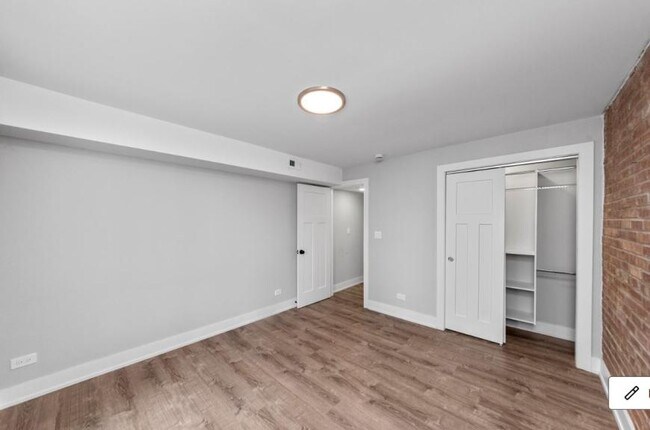 Building Photo - 2 bedroom in Old Town IL 60610