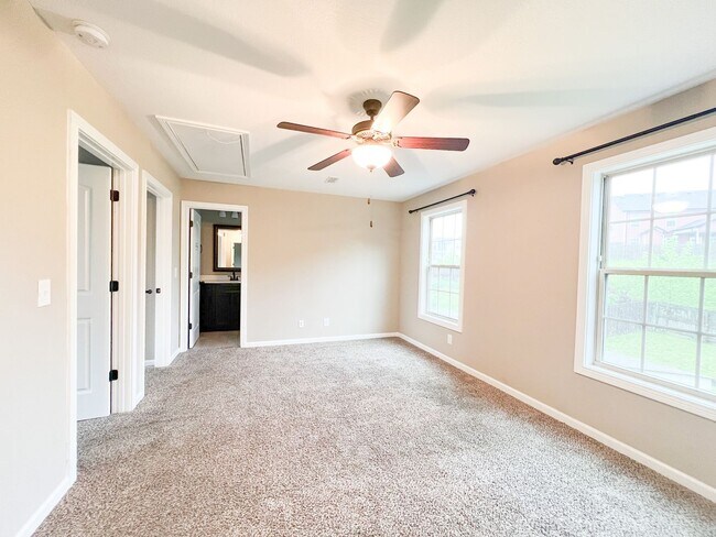 Building Photo - 4 Bedroom 3 Bathroom Home