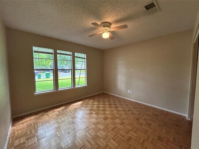 Building Photo - 3902 Beaconsdale Dr