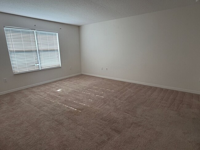 Building Photo - 5 bed 3 bath single family house for rent