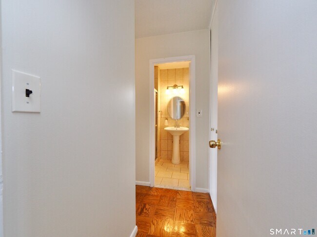 Building Photo - 44 Strawberry Hill Ave