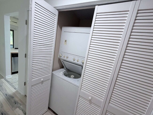 Building Photo - 2 Bedroom Condo on a Corner Lot Available for Rent