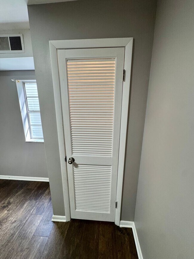 Building Photo - 542 5th Ave