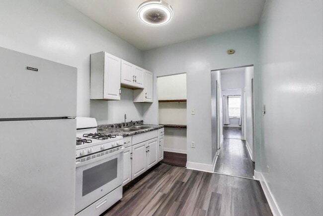 Building Photo - 322 N Lamon Ave