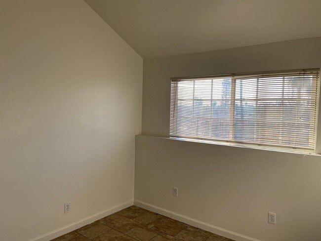 Building Photo - Large three bedroom apartment!