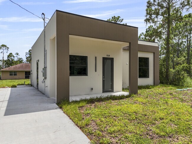 Building Photo - 934 Binkley St E