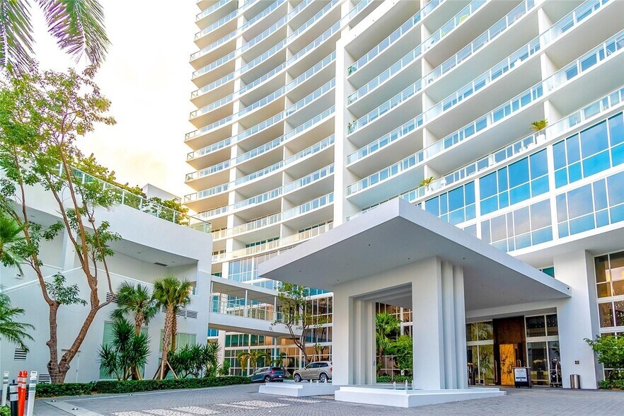 Building Photo - 2020 N Bayshore Dr